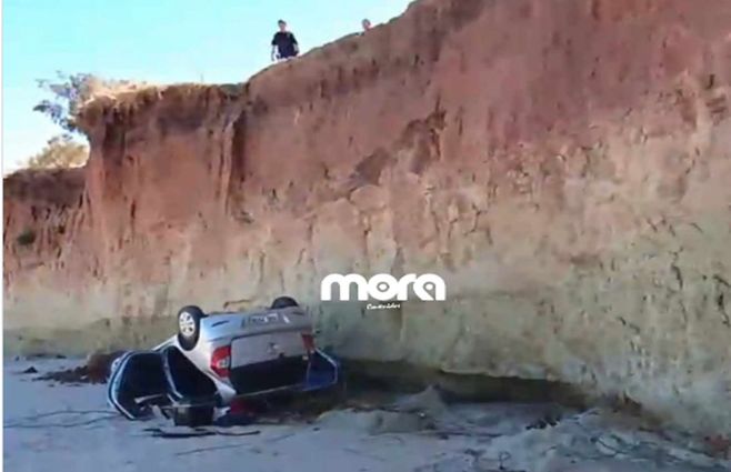 Foto: Mora Contenidos. Auto cae de una barranca en San José.