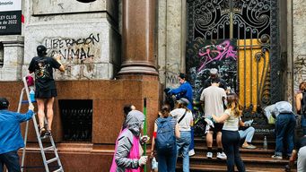 el colectivo montevideo mas linda junto a vecinos para limpiar el edificio del jockey club