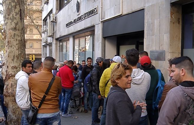cola-inmigracion-cancillera-uruguay.jpg
