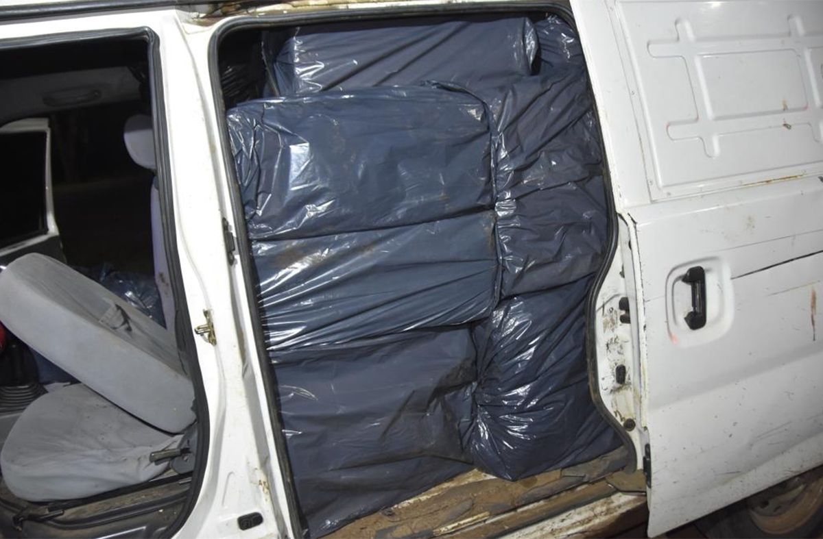 Más de $4 millones incautaron Aduanas y la Policía en cigarrillos de contrabando en furgón accidentado en Salto