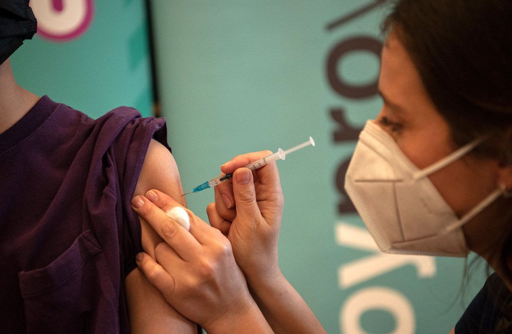 Chile comienza a dar tercera dosis de la vacuna anticovid