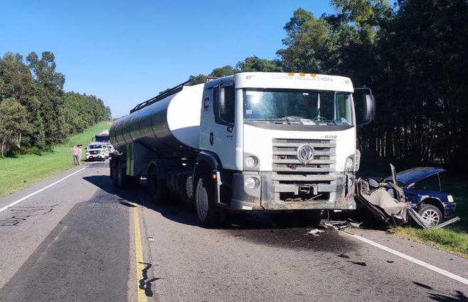 choque-fatal-colonia-ruta-12-camion-auto.jpg