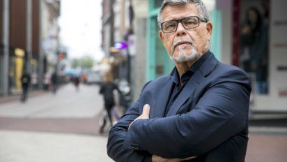 Emile Ratelband, de 69 años de edad, posa en el centro de Arnhem, en su país, donde intenta judicialmente que su edad pase a ser 20 años menor, obedeciendo a su forma física y mental.