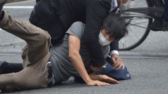 Un hombre sospechoso de dispararle al ex primer ministro japonés Shinzo Abe es derribado por la policía en la estación Yamato Saidaiji en la ciudad de Nara el 8 de julio de 2022. Shinzo Abe recibió un disparo en un evento de campaña.