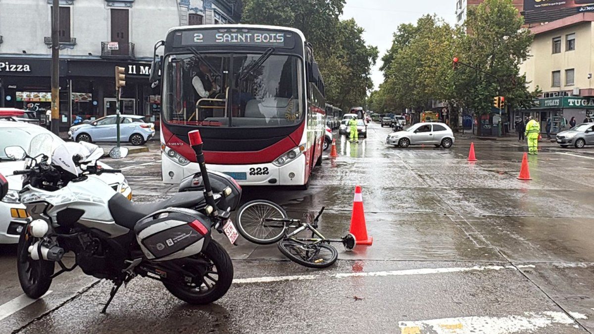Ómnibus y bicicleta chocaron en la noche y más de 18 horas después los vehículos siguen en el lugar; hubo atasco importante