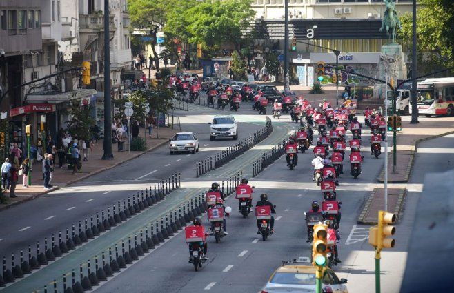Movilización de repartidores por 18 de Julio tras el homicidio de un delivery en Carrasco Norte. Foto: FocoUy