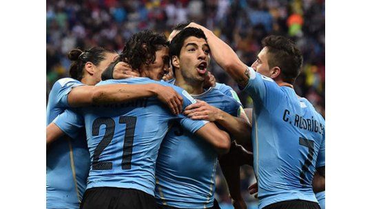 Volvió Suárez y lo hizo: Uruguay le ganó 2-1 a Inglaterra