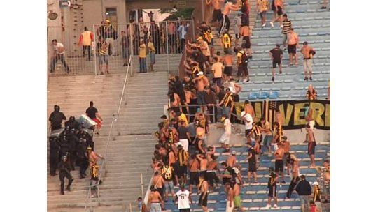 Disturbios en las tribunas, gases lacrimógenos y partido detenido