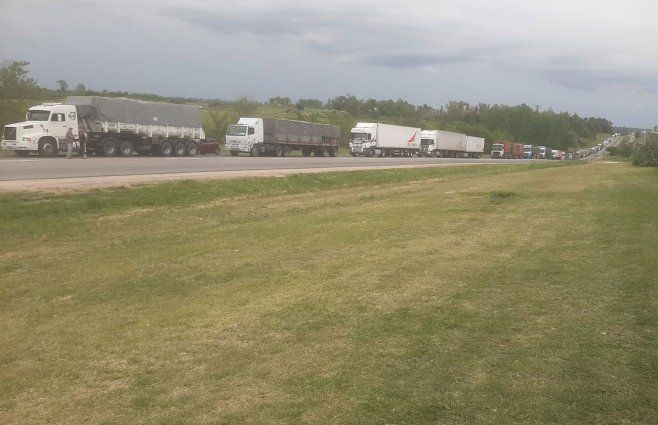 Accidente en ruta 3 de Paysandú provoca una larga fila de camiones sobre ruta 3. Foto: Pablo Blanc, corresponsal de Subrayado en Paysandú.