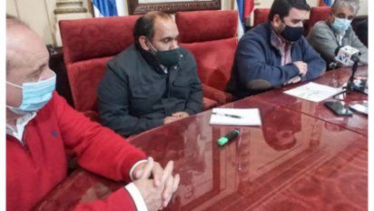 El intendente Nicolás Olivera junto a sus colaboradores en la noche del martes 25 de mayo. (El Telégrafo)