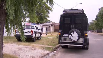 mujer resulto herida de un disparo cuando estaba en el frente de su casa; investigan si fue una bala perdida