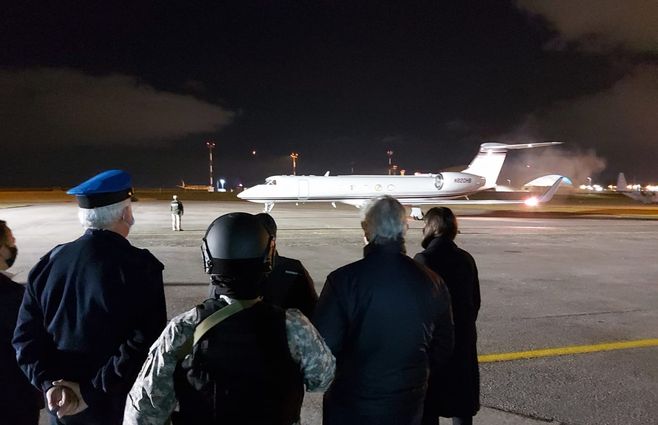 El avi&oacute;n&nbsp; por despegar ante la mirada del ministro Larra&ntilde;aga