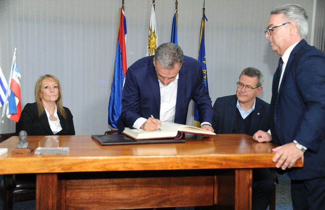 Orsi-firma-traspaso-de-Presidencia-foto-presidencia.jpg