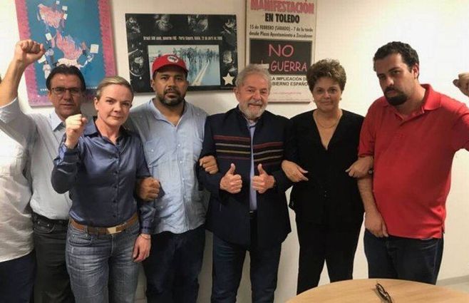 Lula junto a Dilma y dirigentes del PT, en el Sindicato de los Metalúrgicos. Imagen divulgada por el PT. 