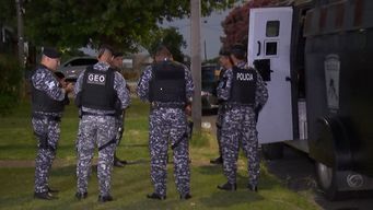 balearon a un joven cuando llegaba a su casa y a una vecina le rozo una bala en la cabeza