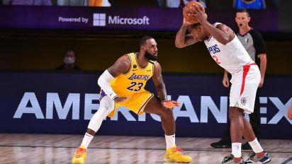LeBron James #23 de Los Angeles Lakers ante Kawhi Leonard #2 de LA Clippers&nbsp;
