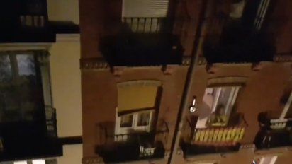 aplausos masivos en toda espana para felicitar a los miembros de los servicios sanitarios