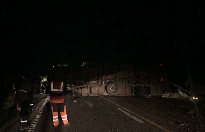 Foto: Policía Caminera. Camión sobre ruta 5, tras el vuelco.