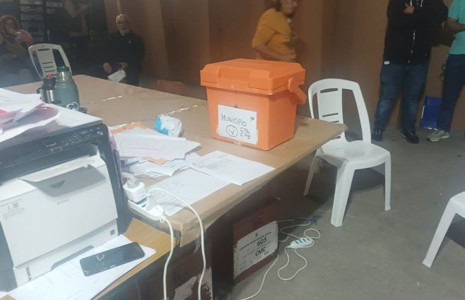 Una de las urnas del municipio San Bautista durante el escrutinio de este sábado, en la Junta Electoral de Canelones. Foto: compartida con Subrayado.
