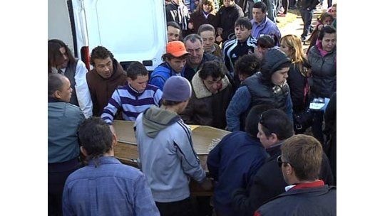 Decenas de jóvenes fueron al velorio de Álvaro