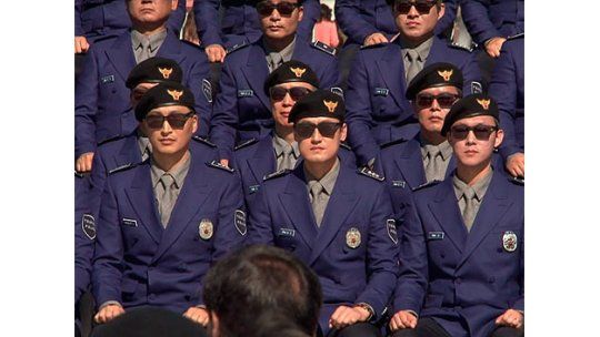 Policía coreana viste y baila el Gangnam Style, que sigue sonando
