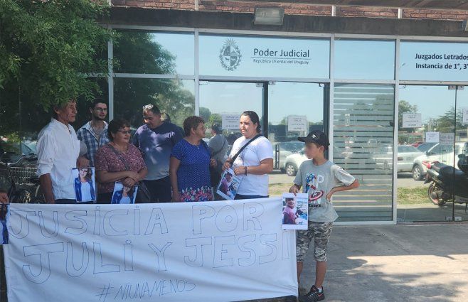 Foto: Eduardo Castro, Subrayado. La familia y conocidos de las víctimas se manifiestan frente al juzgado este jueves. 
