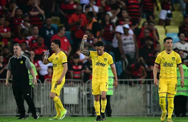 Peñarol celebra el triunfo ante Flamengo por Copa Libertadores.