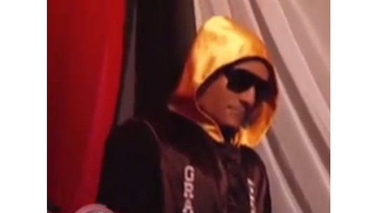 Lo velan de pie y vestido de boxeador como él había pedido