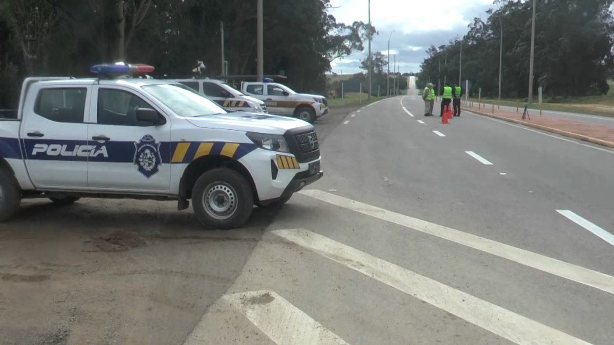 Preso fugó de la cárcel de Rocha, hizo dedo en la ruta y lo levantó un policía: pidió que lo llevara a la terminal