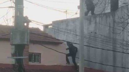 insolita fuga de un hombre que estaba rodeado por la policia
