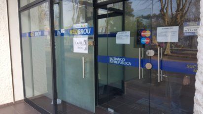 el brou cierra entre las 19 y 9 horas los cajeros que no tienen sistema de entintado