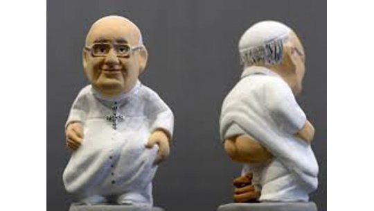 Revuelo en España por figuras de una virgen y el papa defecando