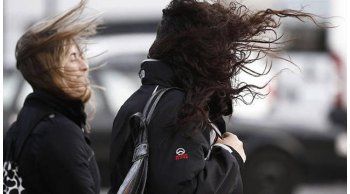 domingo muy frio, advertencia meteorologica amarilla por vientos fuertes