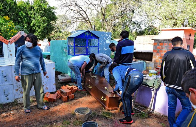Entierro en el cementerio de fallecidos por Covid-19 en Ypane, Paraguay. Las necrópolis del país se han visto desbordadas