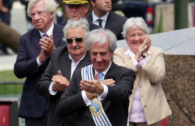 1° de marzo de 2015: Vázquez recibe la banda presidencial de Mujica en un ambiente distendido.