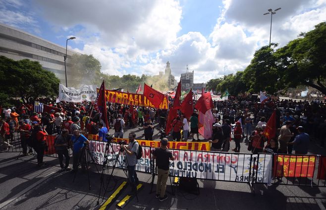 Paro y movilización del PIT-CNT en el Palacio Legislativo. Foto: FocoUy.