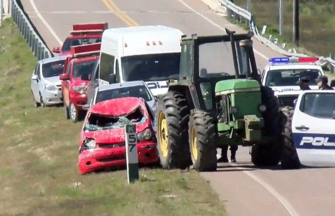 Foto: Subrayado. El momento en que quitaron el auto del arroyo Don Esteban.
