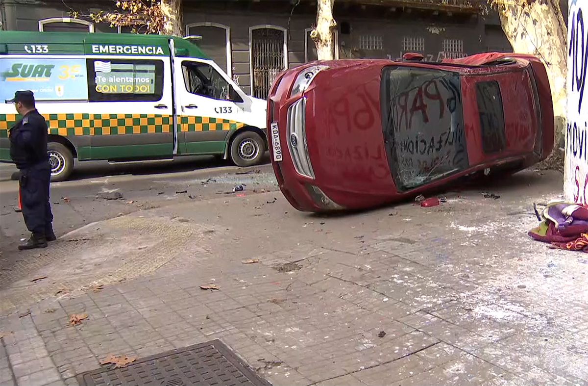 Dos vehículos chocaron en Aguada; uno de los conductores no respetó un cartel y terminó volcado sobre la vereda