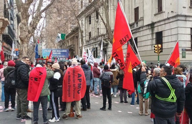 Foto: Subrayado. Movilización de la FUS frente al MEF.