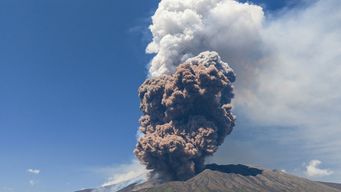 El monte Etna en erupción, este lunes 2 de junio. Foto: AFP