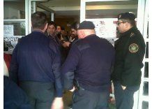 Policía desalojó a trabajadores de la Policlínica de Capitán Tula