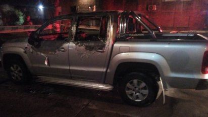policia encontro dos cuerpos en una camioneta prendida fuego en tres ombues