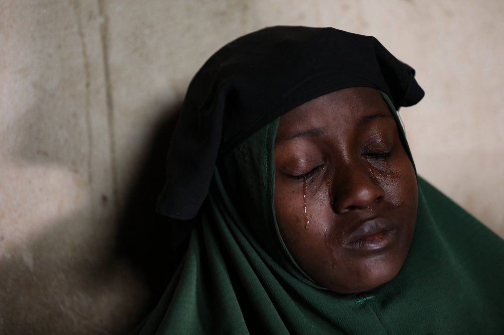 Humaira Mustapha, cuyas 2 hijas fueron secuestradas por hombres armados en la Escuela Secundaria de Niñas del Gobierno, llora en su casa, en una aldea al noroeste de Nigeria.