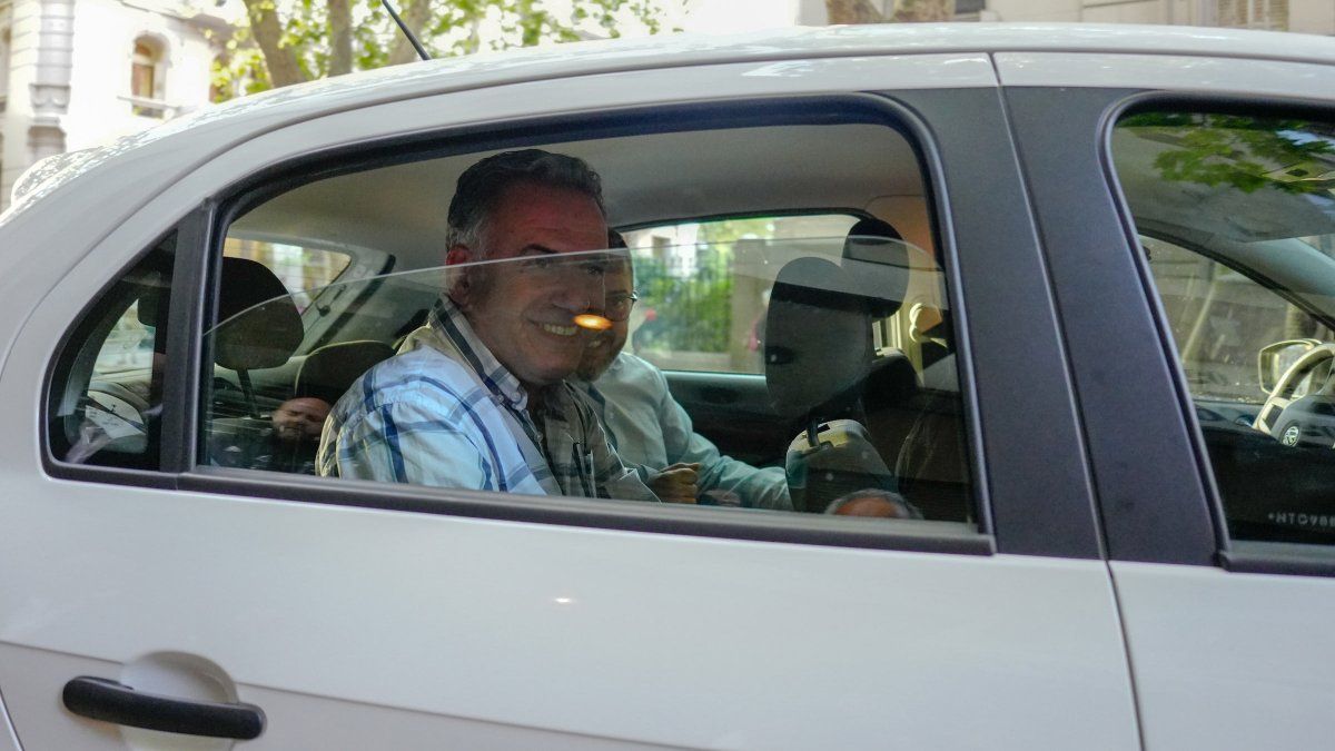 Yamandú Orsi se tomará vacaciones desde este sábado: pidió autorización para salir del país por siete días