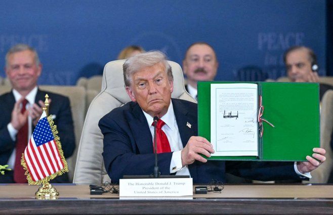 Trump muestra su firma en el acuerdo de paz para Gaza y Medio Oriente. Foto: AFP