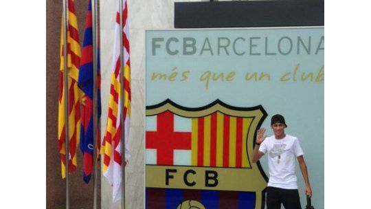 Neymar llegó a Barcelona y es presentado este lunes