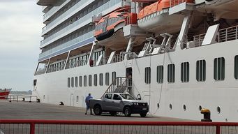 desembarcan a 30 turistas de crucero donde un pasajero dio positivo de covid-19