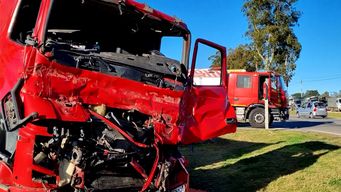 choque entre dos camiones en ruta 39; uno de los conductores fue rescatado por bomberos