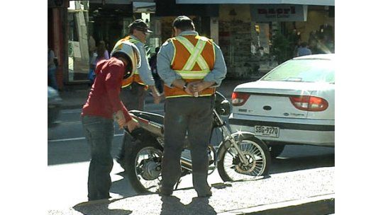 Hombre que agredió a inspectores de tránsito conducido al Comcar