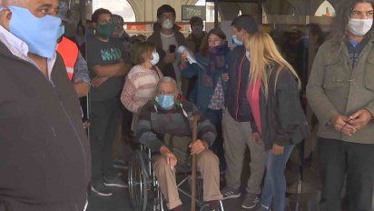 60 argentinos protestan en el puerto de montevideo por viaje de buquebus cancelado